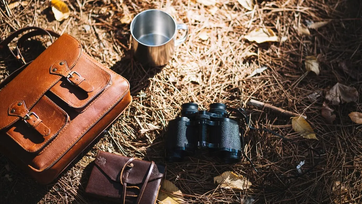 Von oben gesehenes Tourismus-Set auf Laub.